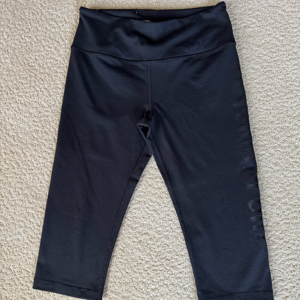 Victoria's Secret Black Knockout Crop Leggings Size Medium